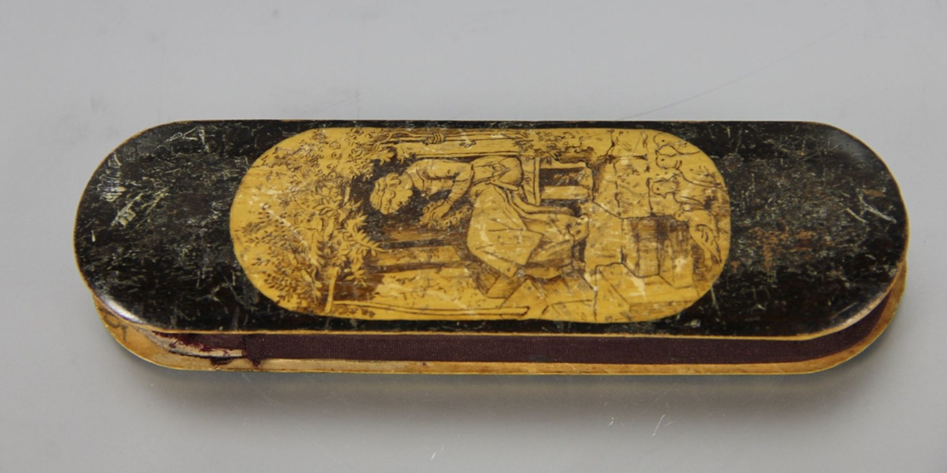 antikes Futteral mit Brille19. Jhd., Brillenfutteral mit fein gezeichneten Szenen, mit antiker