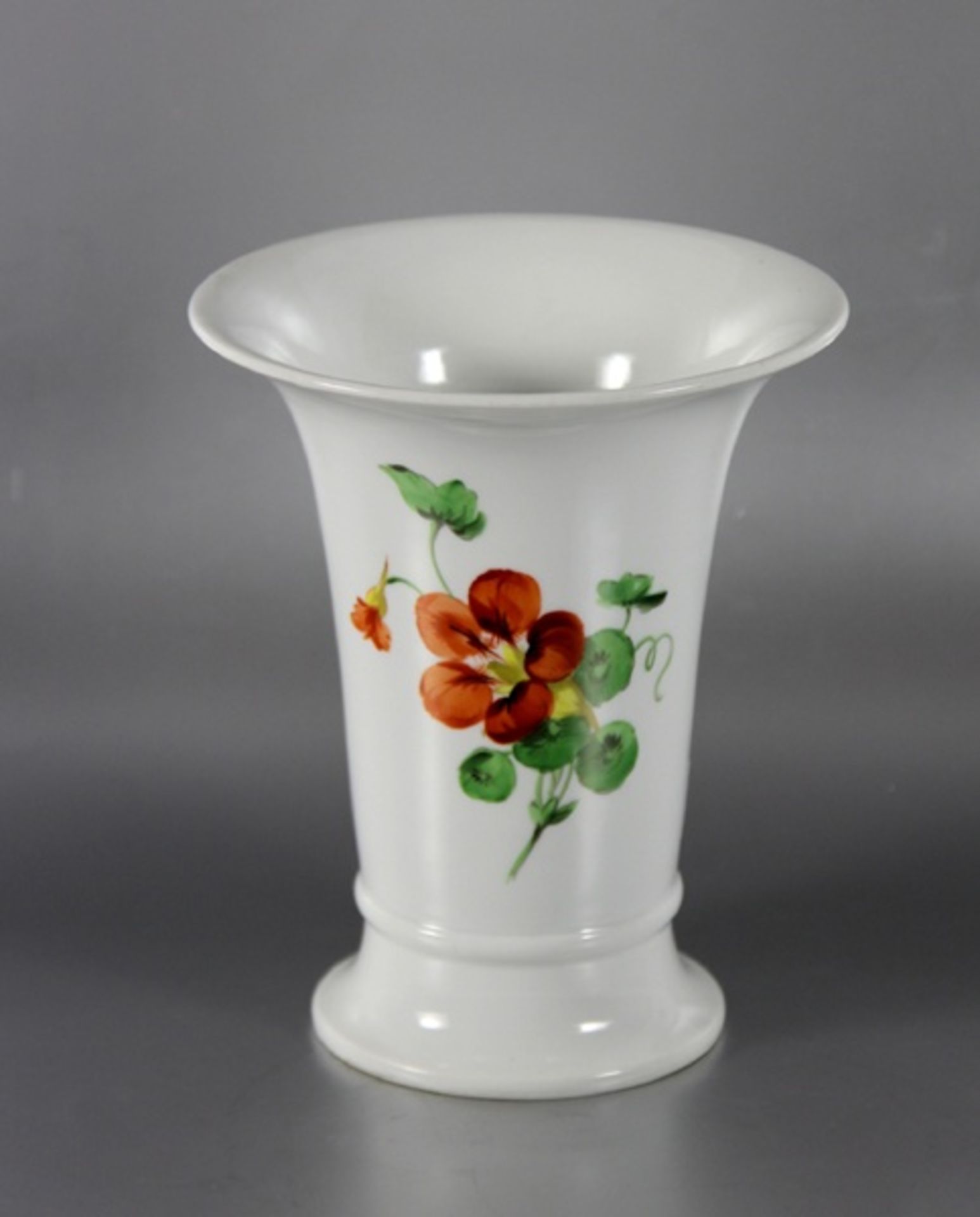 Meissen-Vase1920er/30er Jahre, Meissen, Porzellan-Kratervase, polychromes Blütendekor, verso
