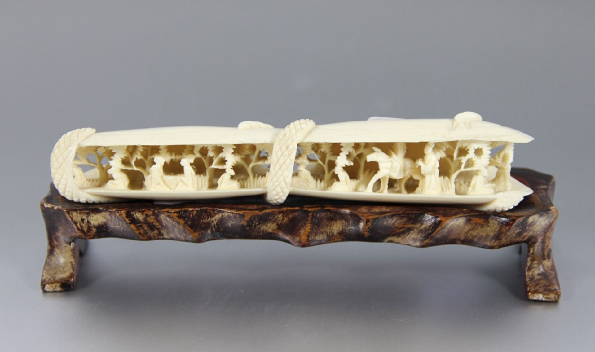 chinesische MiniaturlandschaftChina, wohl Elfenbein, 2 Muscheln, in deren halbgeöffnetem Inneren