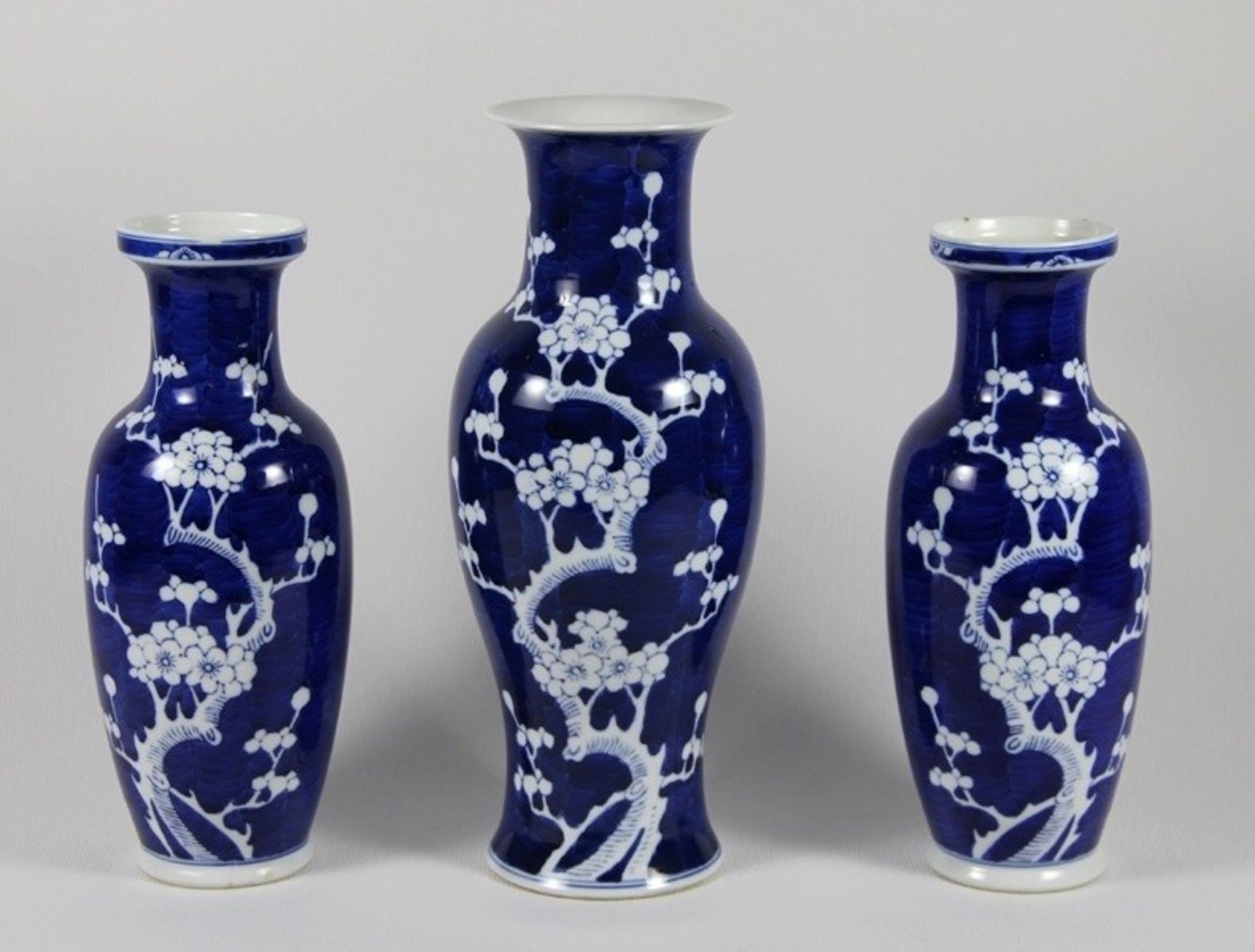 Satz Japan-Vasen19. Jhd., Japan, Satz aus 3 Porzellanvasen, in 2 Größen u. Formen, elegantes