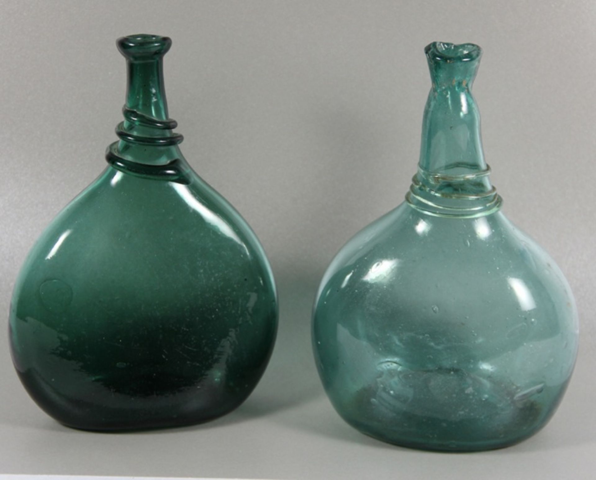 Paar Waldglasflaschen