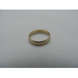 9ct Gold Band Ring with Engraved Border Decoration - 1.9gms