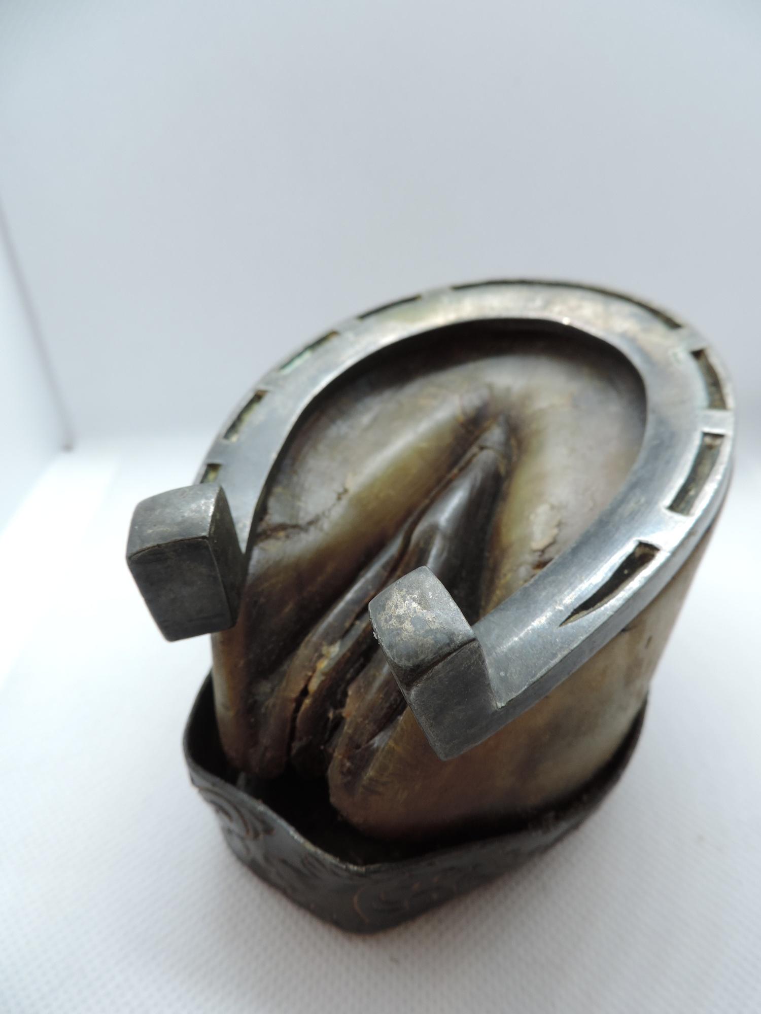 Horses Hoof Inkwell with Engraved White Metal Decoration - Image 4 of 5