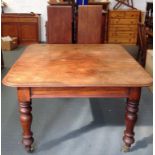 Good Quality Victorian Mahogany Extending Dining Table with 2x Leaves on Turned Legs and Brass