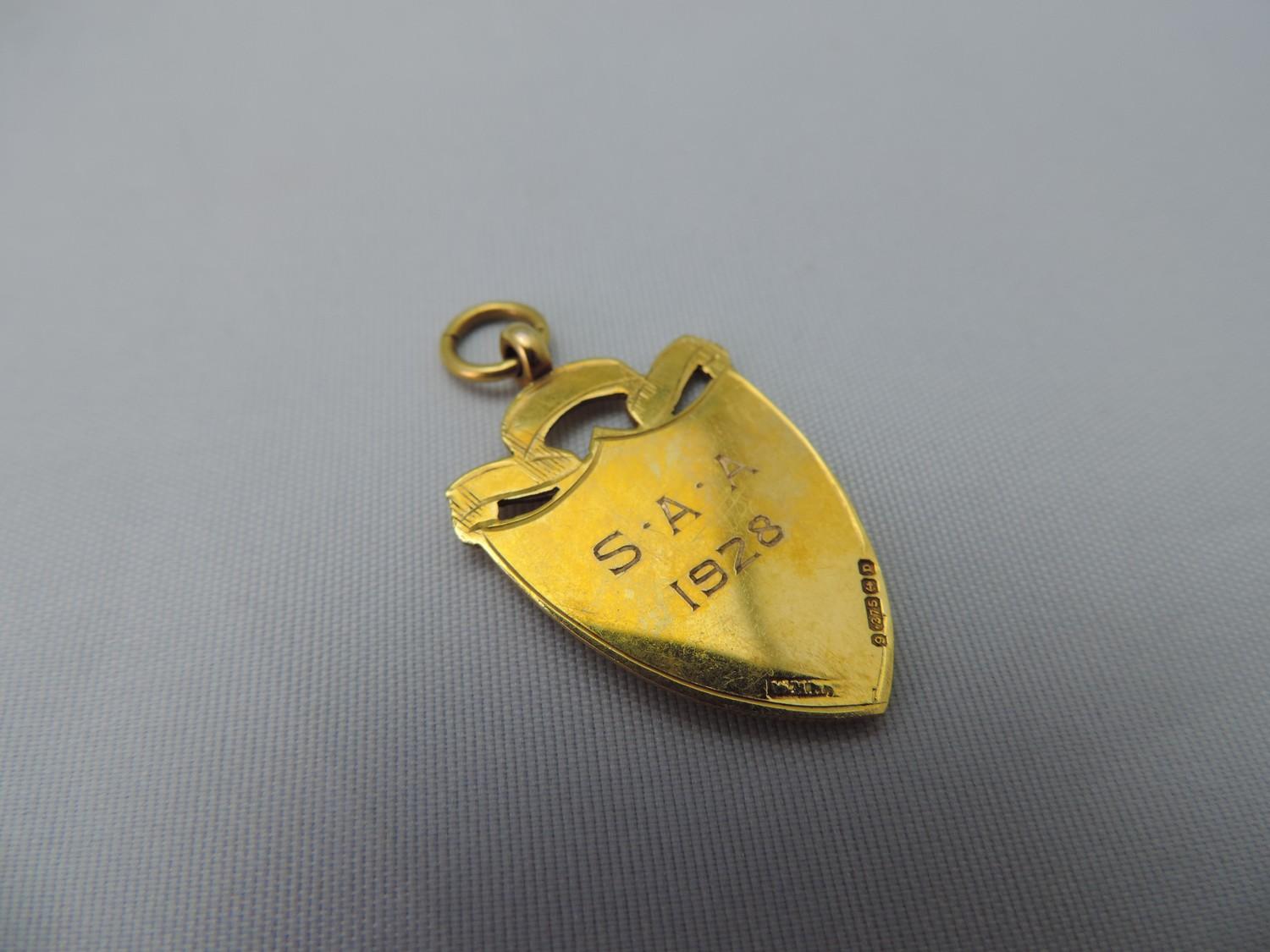 9ct Gold - 3x Cuff Links and a Shield Pendant - 11.8gms - Image 3 of 4