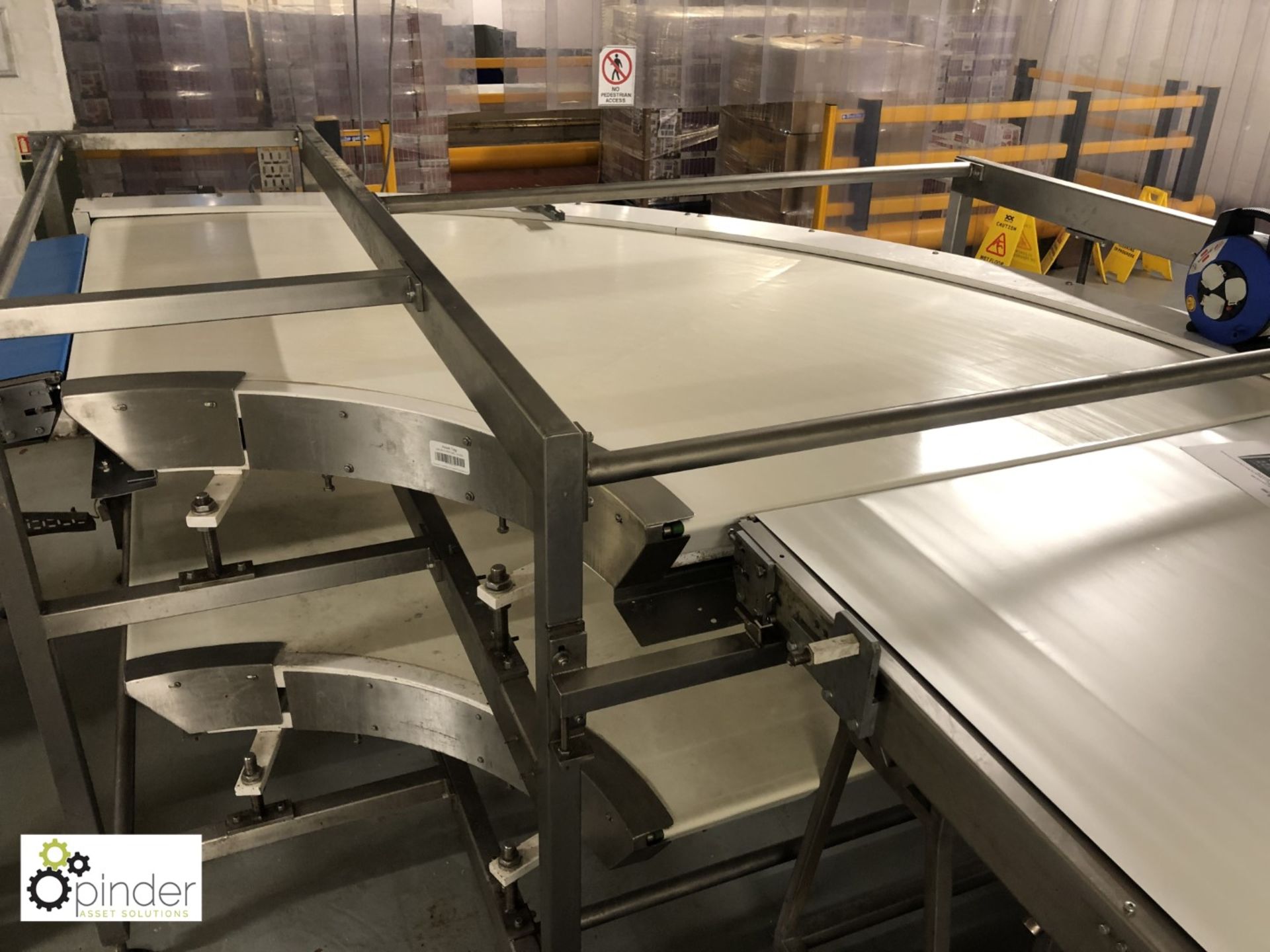 Stainless steel Belt Conveyor, 5470mm long, 1050mm belt width, and 2 stainless steel 90° Belt - Image 4 of 8