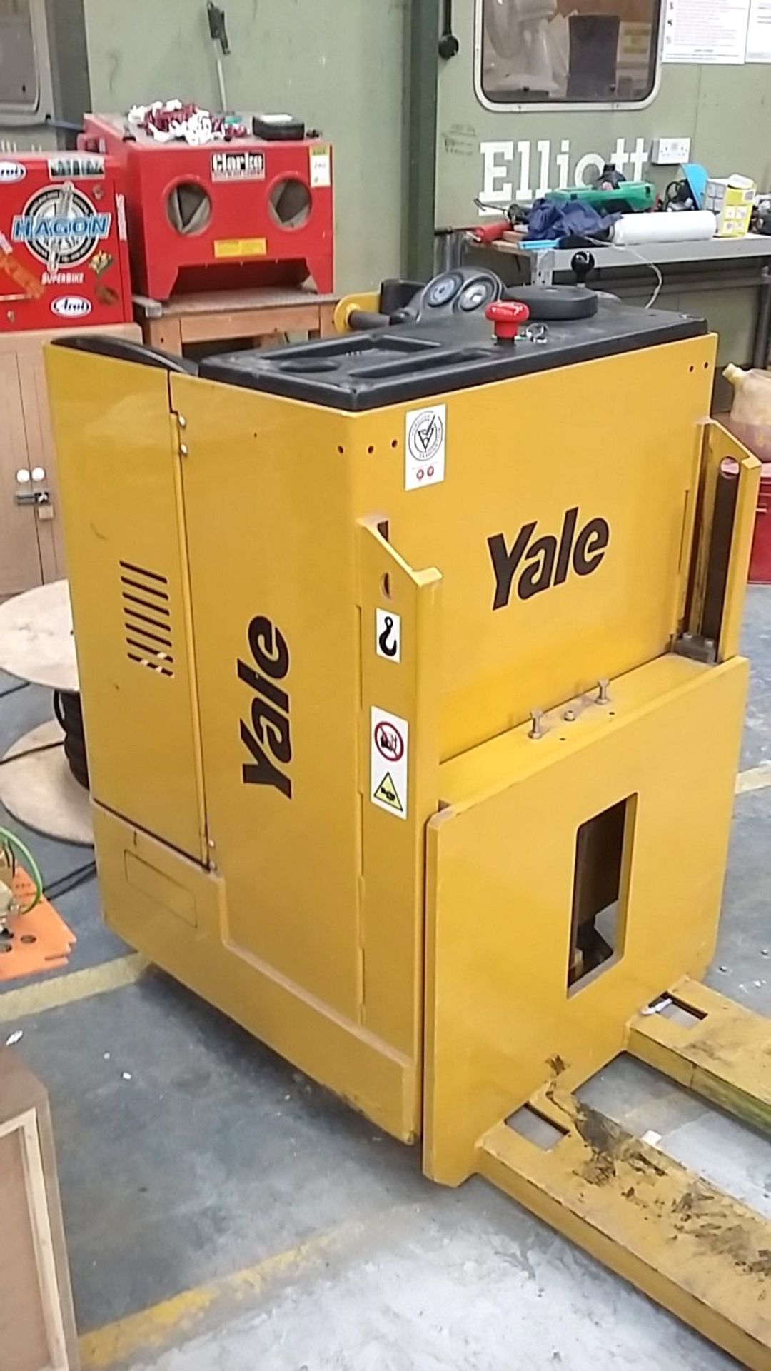 Yale MP20T Electric Ride On Pallet Truck, 2000kg c - Image 2 of 7