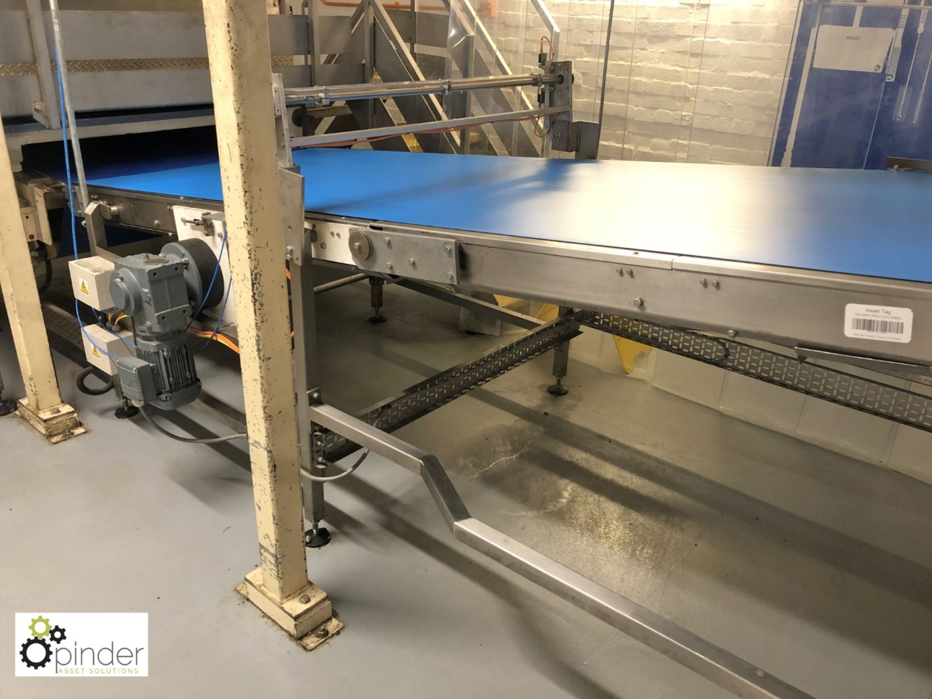 Stainless steel adjustable height Belt Conveyor, 4000mm x 1050mm wide (please note there is a lift - Image 5 of 5