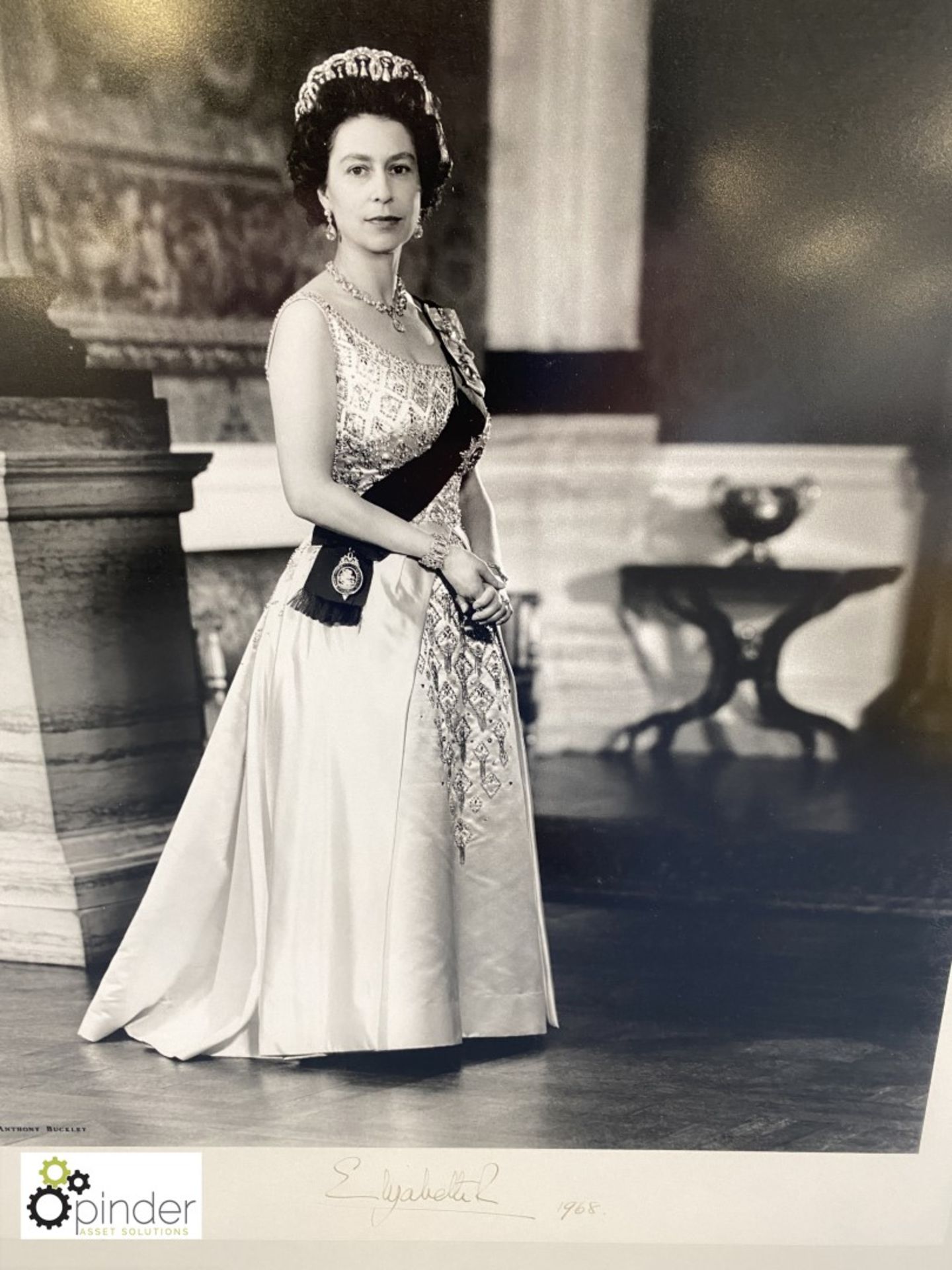 Framed Photograph Queen Elizabeth II, 1968, signed by Queen Elizabeth II and the Royal - Image 3 of 3