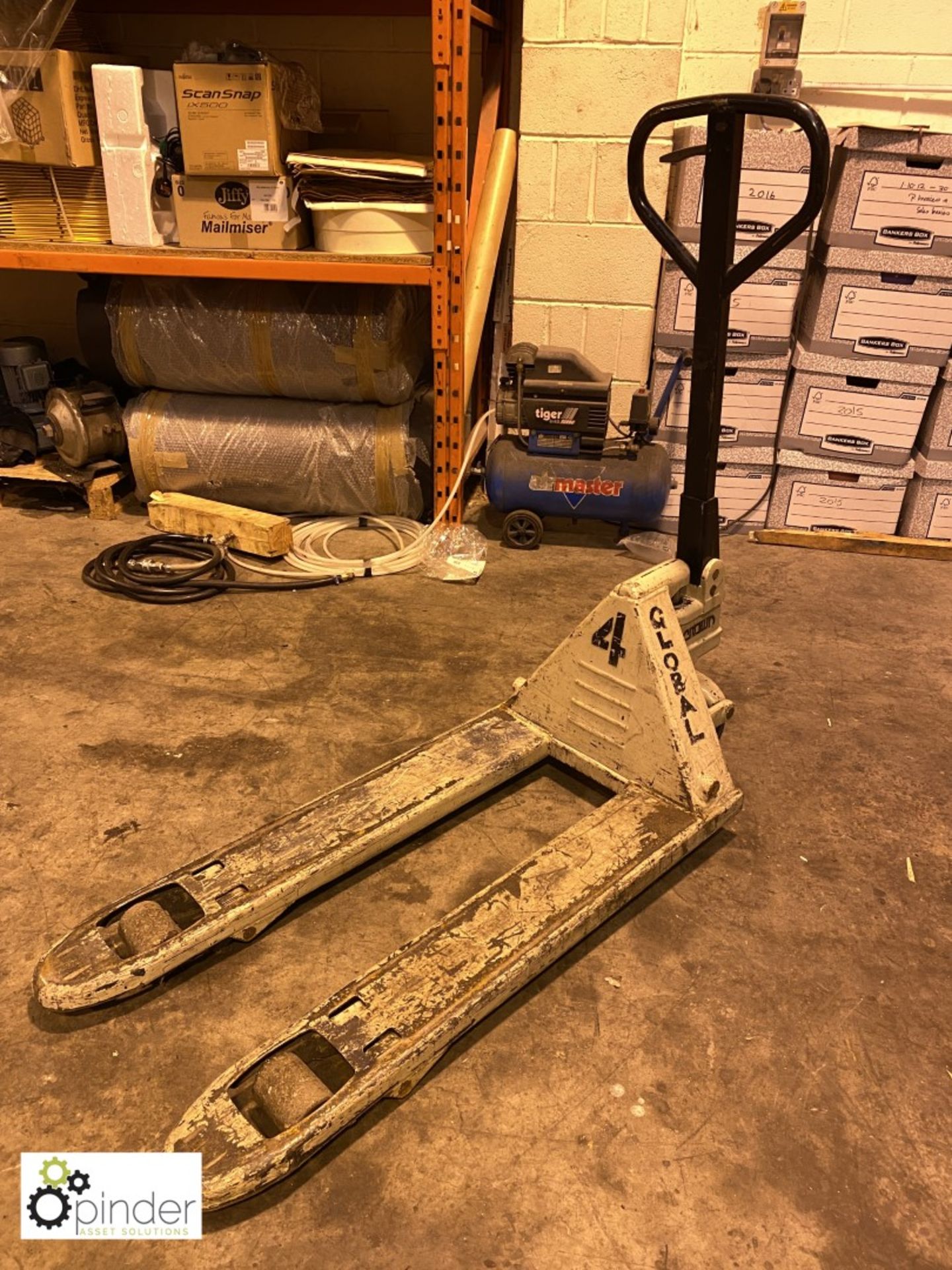 Crown Pallet Truck, 1000mm tines (please note this lot is located in Wakefield and needs to be