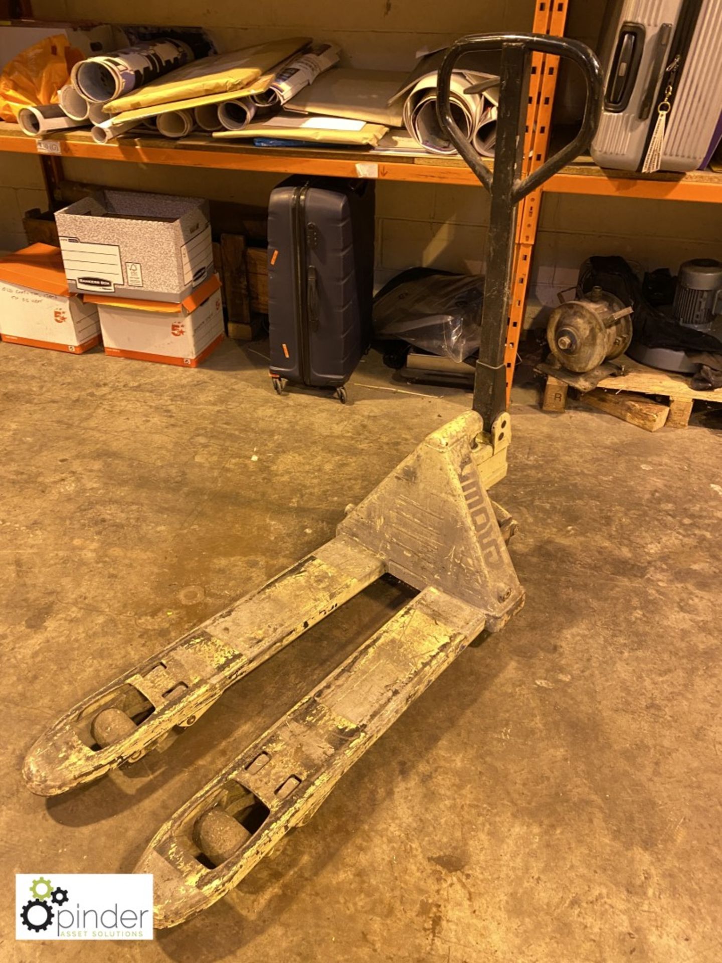 Crown Pallet Truck, 900mm tines (please note this lot is located in Wakefield and needs to be