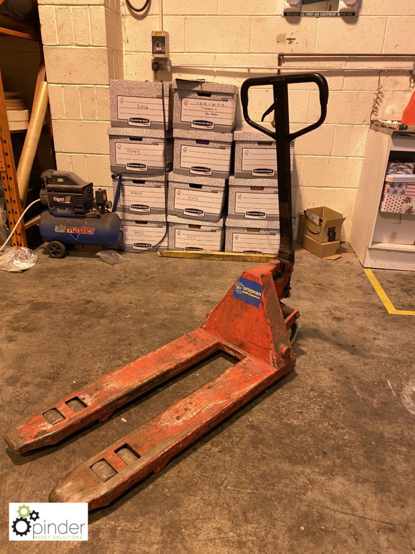 Pallet Truck, 900mm tines (please note this lot is located in Wakefield and needs to be collected on