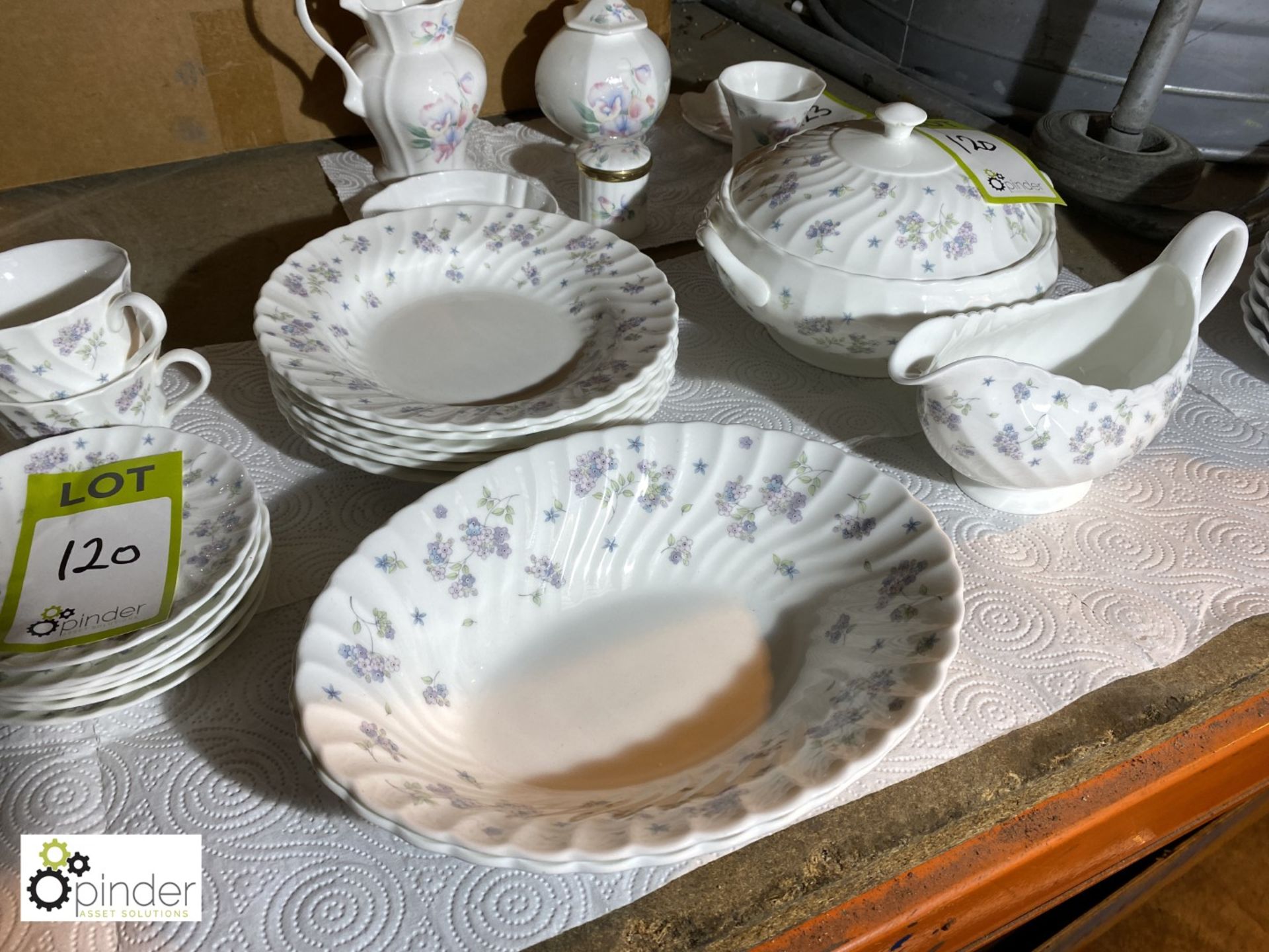 Wedgwood April Flowers Dinner Service, comprising 6 main plates, 6 cake plates, 6 side plates, 6 - Image 2 of 6