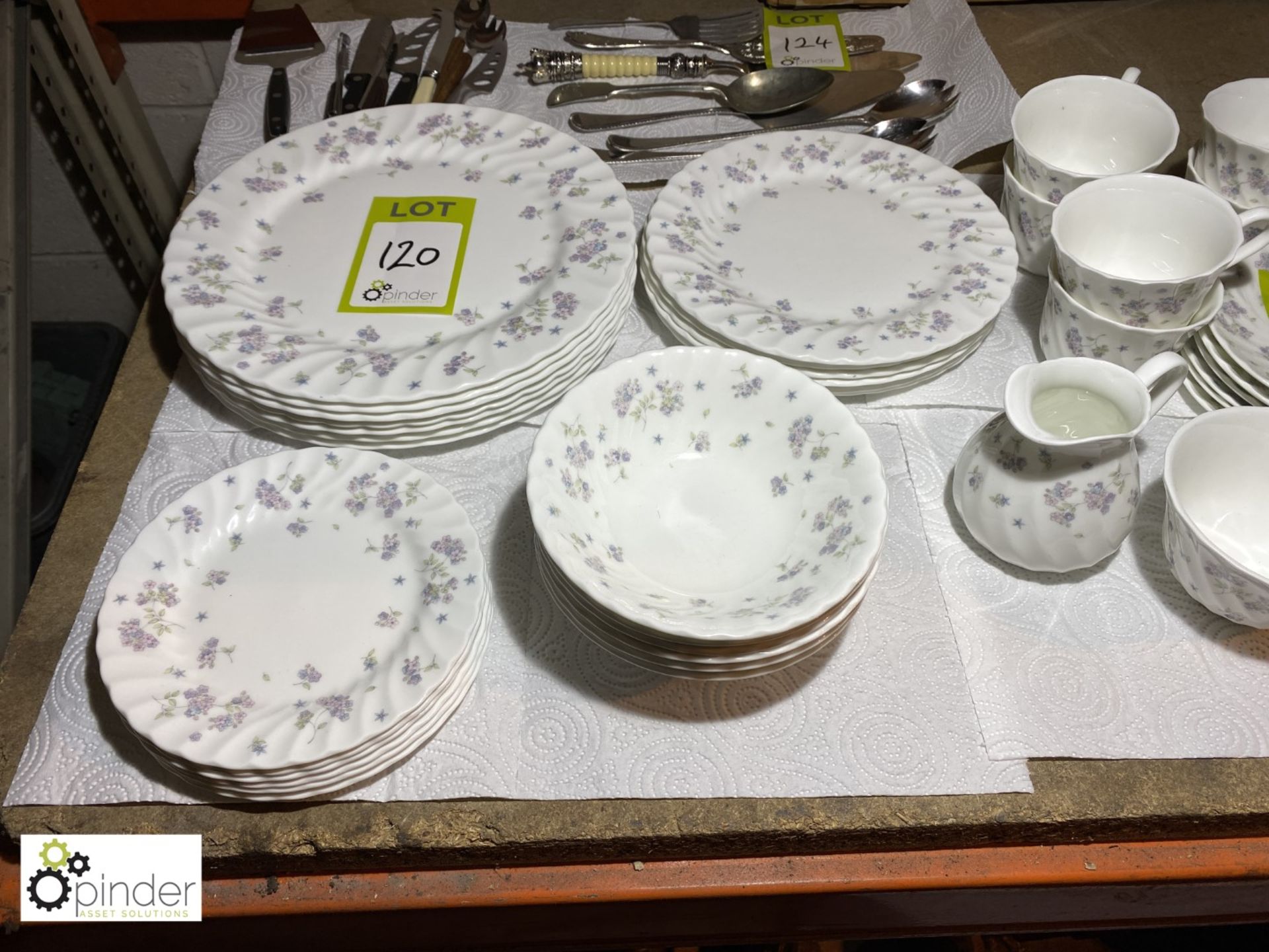 Wedgwood April Flowers Dinner Service, comprising 6 main plates, 6 cake plates, 6 side plates, 6 - Image 3 of 6