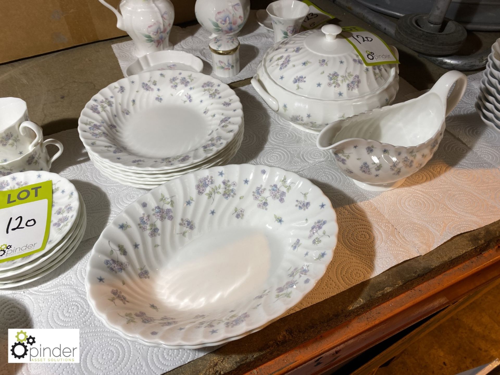 Wedgwood April Flowers Dinner Service, comprising 6 main plates, 6 cake plates, 6 side plates, 6 - Image 6 of 6