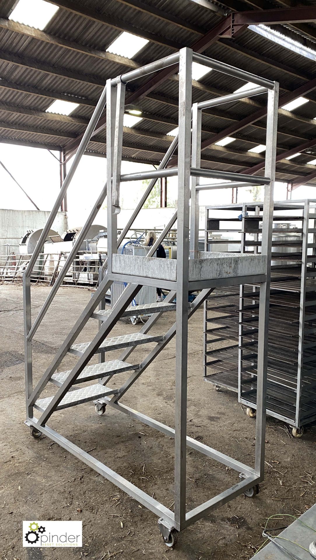 Stainless steel/checker plate 5-tread mobile Access Platform, main platform height 1350mm (LOCATION: - Image 4 of 4