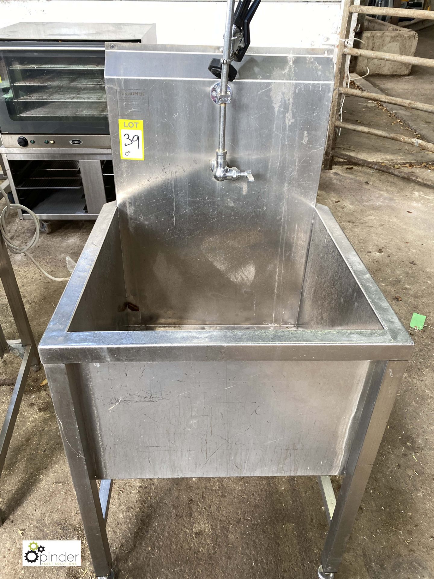 Teknomek stainless steel Wash Down Sink, 600mm x 600mm x 450mm deep, with hose and gun (LOCATION: - Image 2 of 3