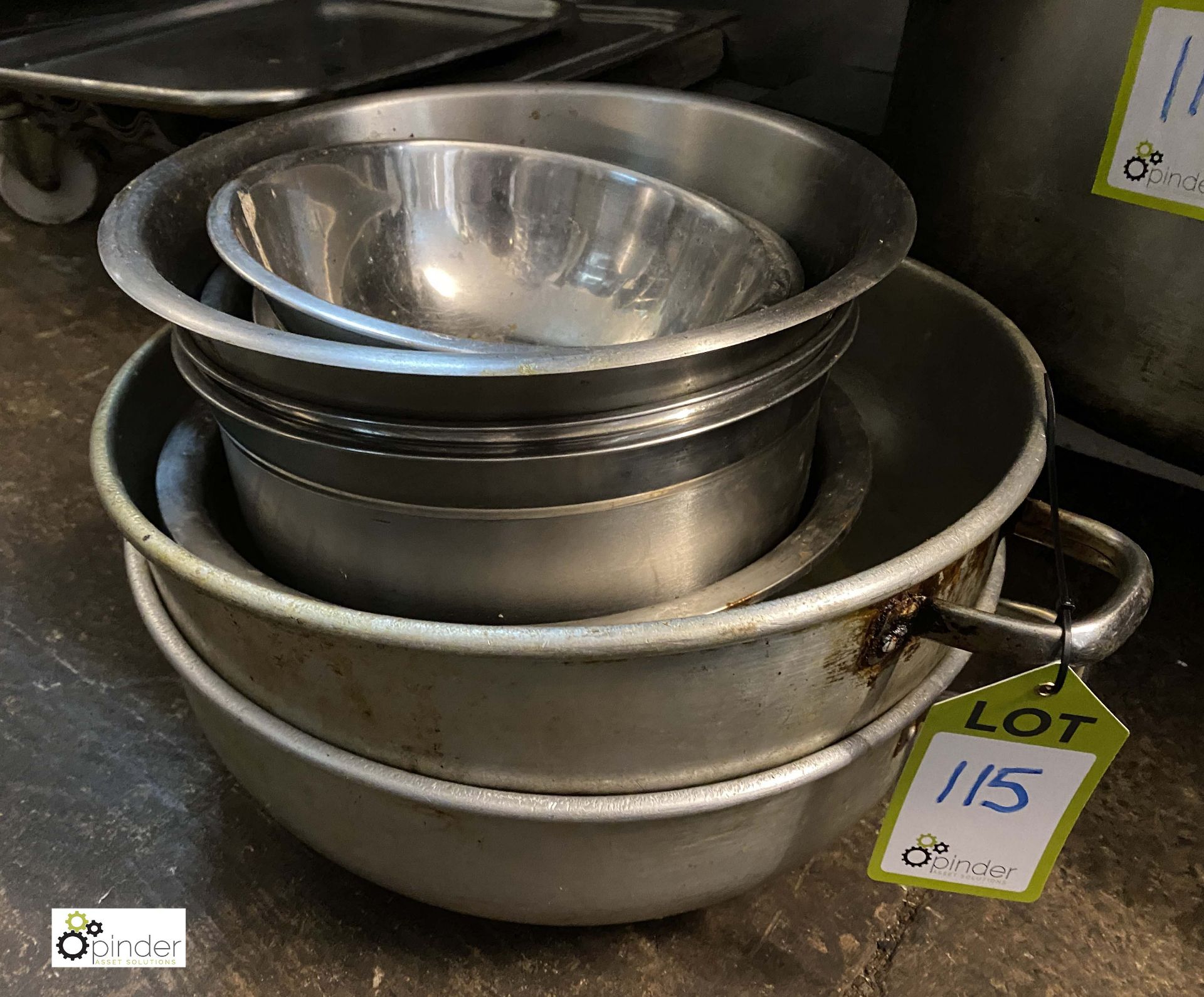 10 various Bowls/Pans (LOCATION: Greater Manchester) / (please note this lot has a lift out fee