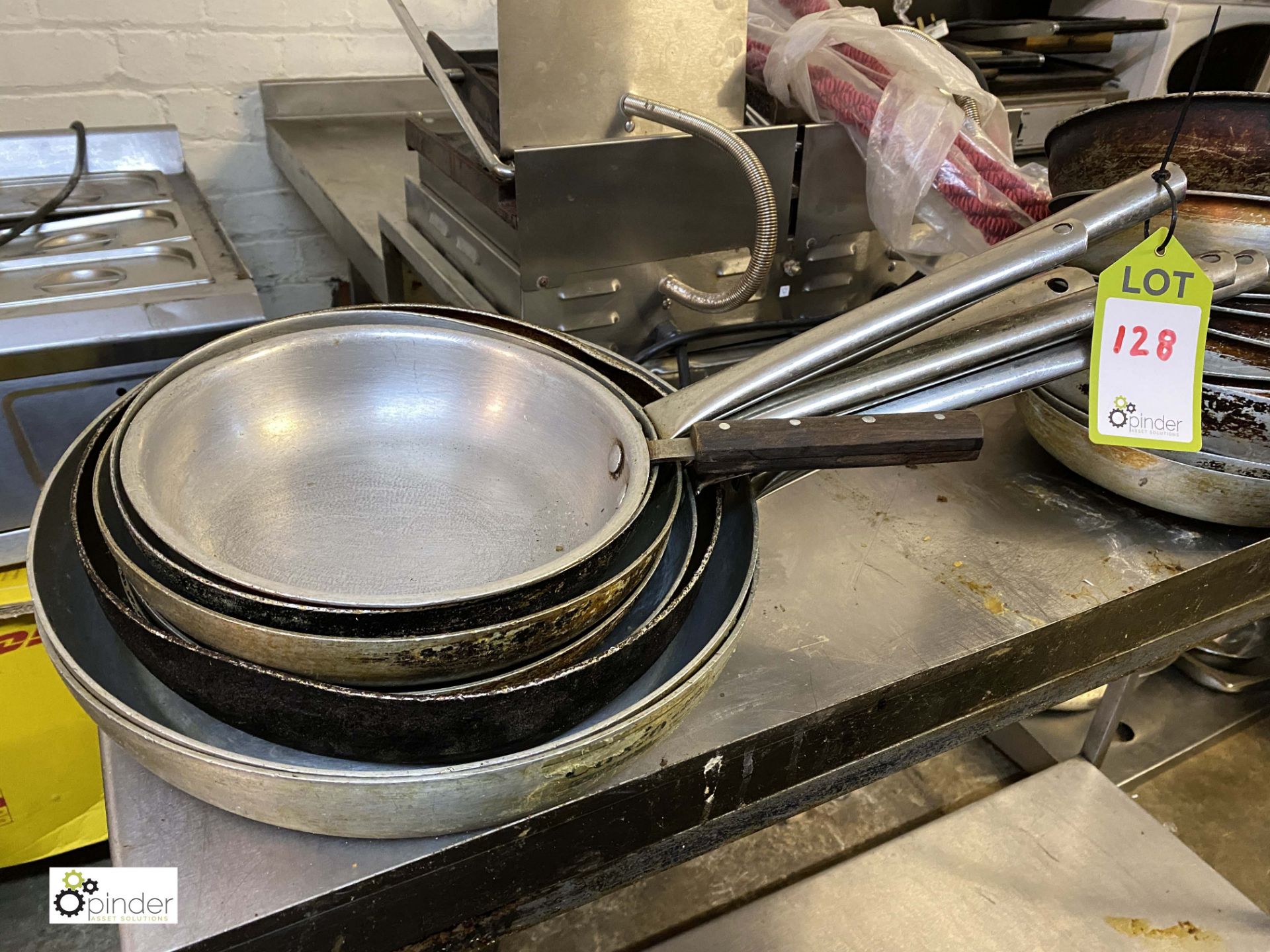 6 various Frying Pans (LOCATION: Greater Manchester) / (please note this lot has a lift out fee