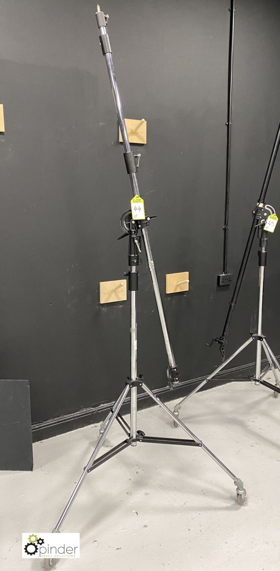 Manfrotto adjustable mobile Lighting Boom (location: Level 1, Photography Room)