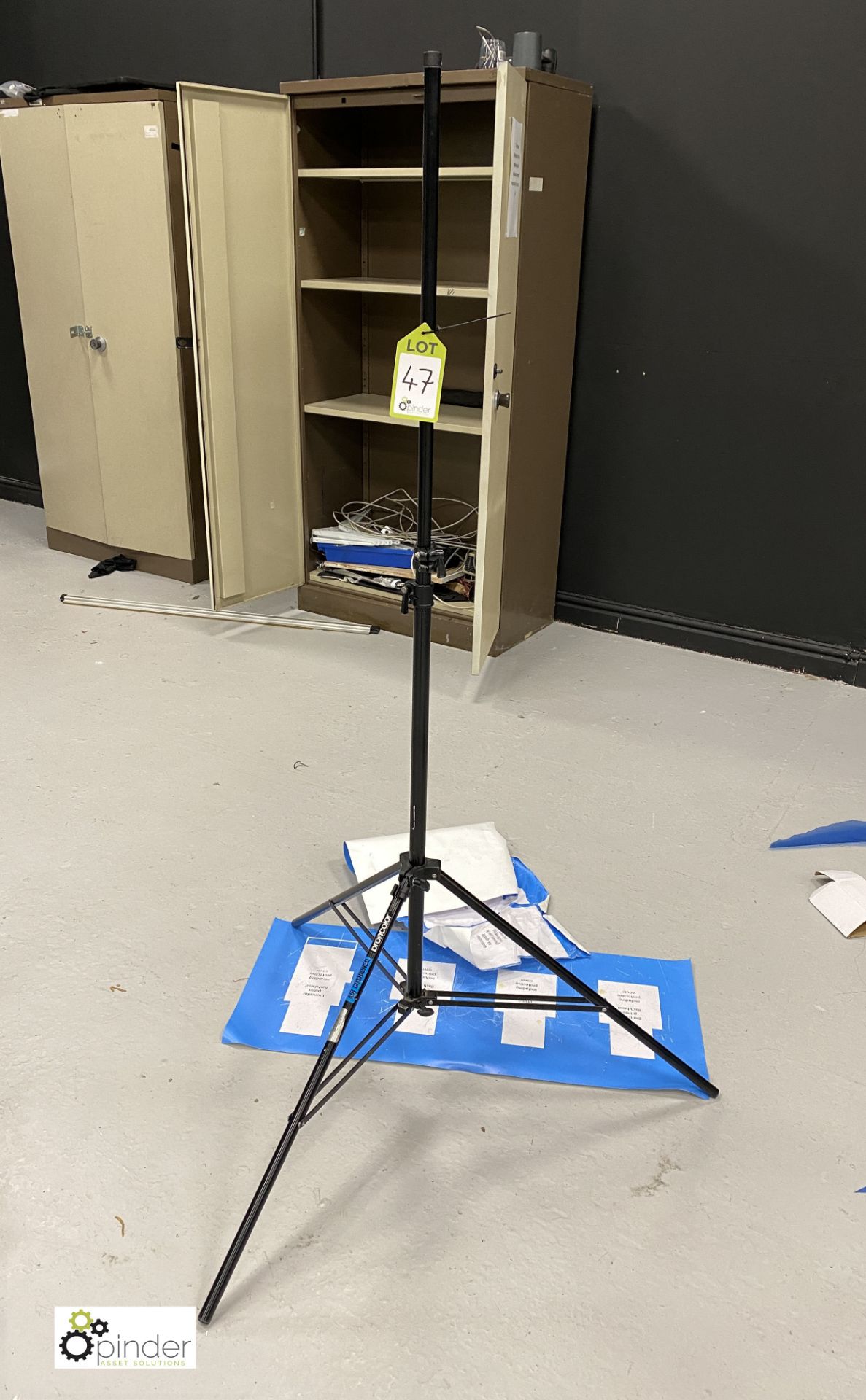 Broncolor adjustable Stand (location: Level 1, Photography Room)