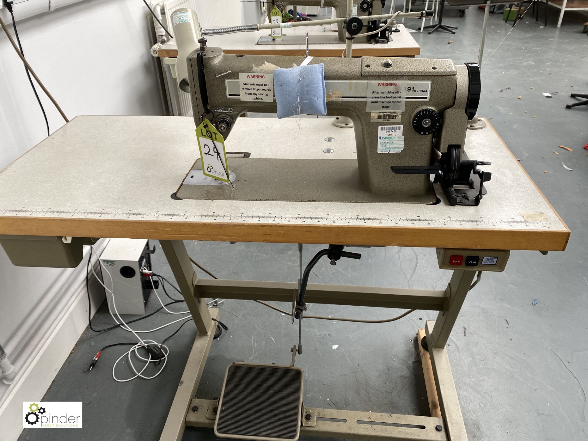 Singer 191D200AA Lockstitch Sewing Machine, 240volts (location: Level 1, Joinery Workrooms)