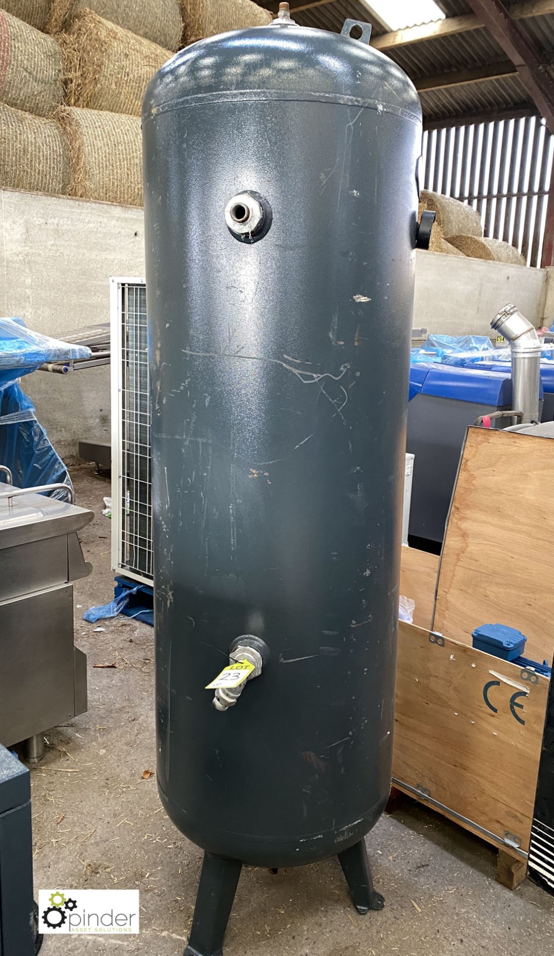 Vertical Air Receiving Tank, 500litres, 11bar, year 2015 (please note this lot has a lift out fee of