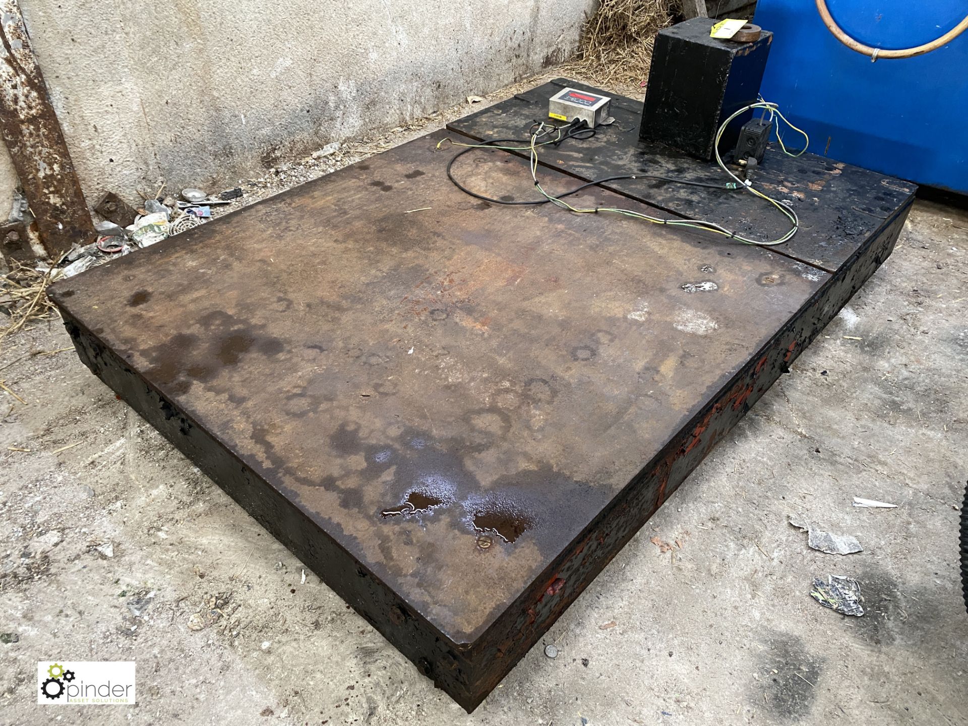 Floor Scale, 1240mm x 1240mm, with digital read out (please note this lot has a lift out fee of £