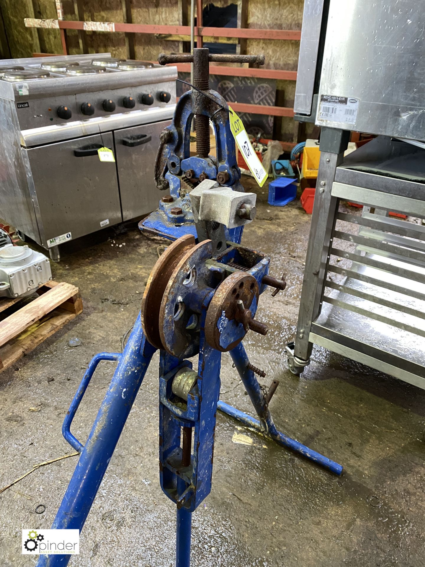 Record manual Pipe Bender and Vice (please note this lot has a lift out fee of £5 plus vat) - Image 2 of 2