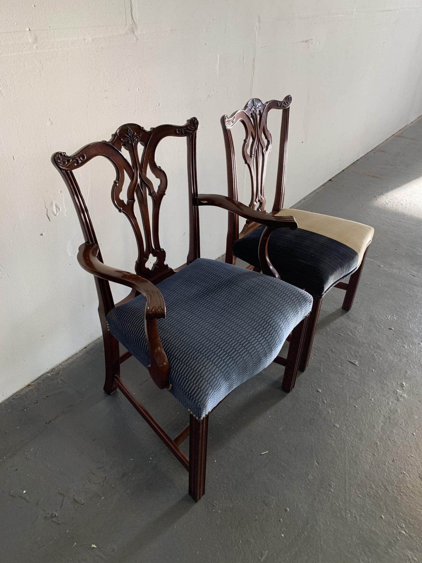 A Mahogany splat back sidechair upholstered in charcol and oyster cream fabric (1539s) - Image 3 of 4