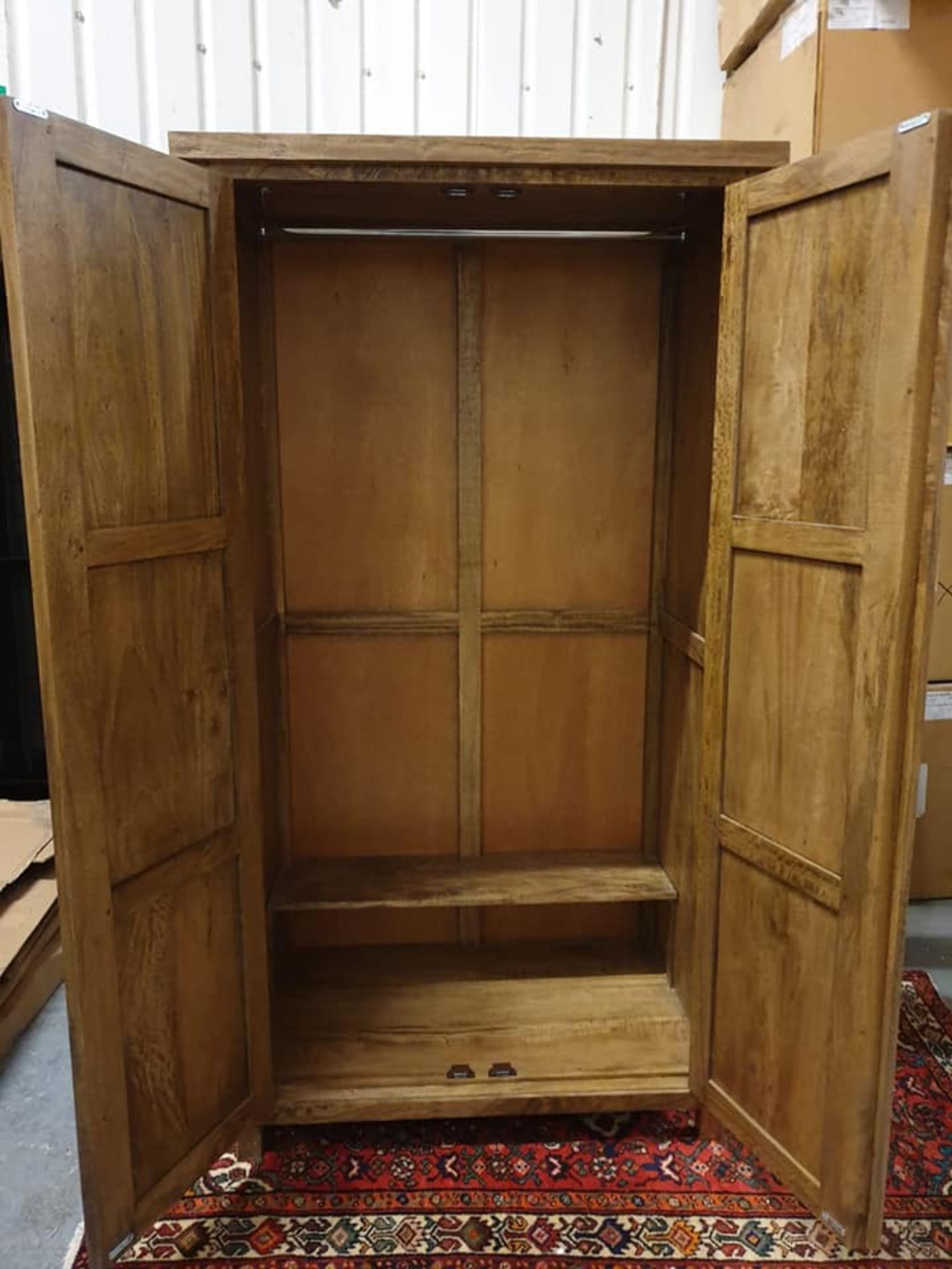 Soho Solid Wood Double Wardrobe This Wardrobe will look stunning in your bedroom, especially when - Bild 2 aus 2