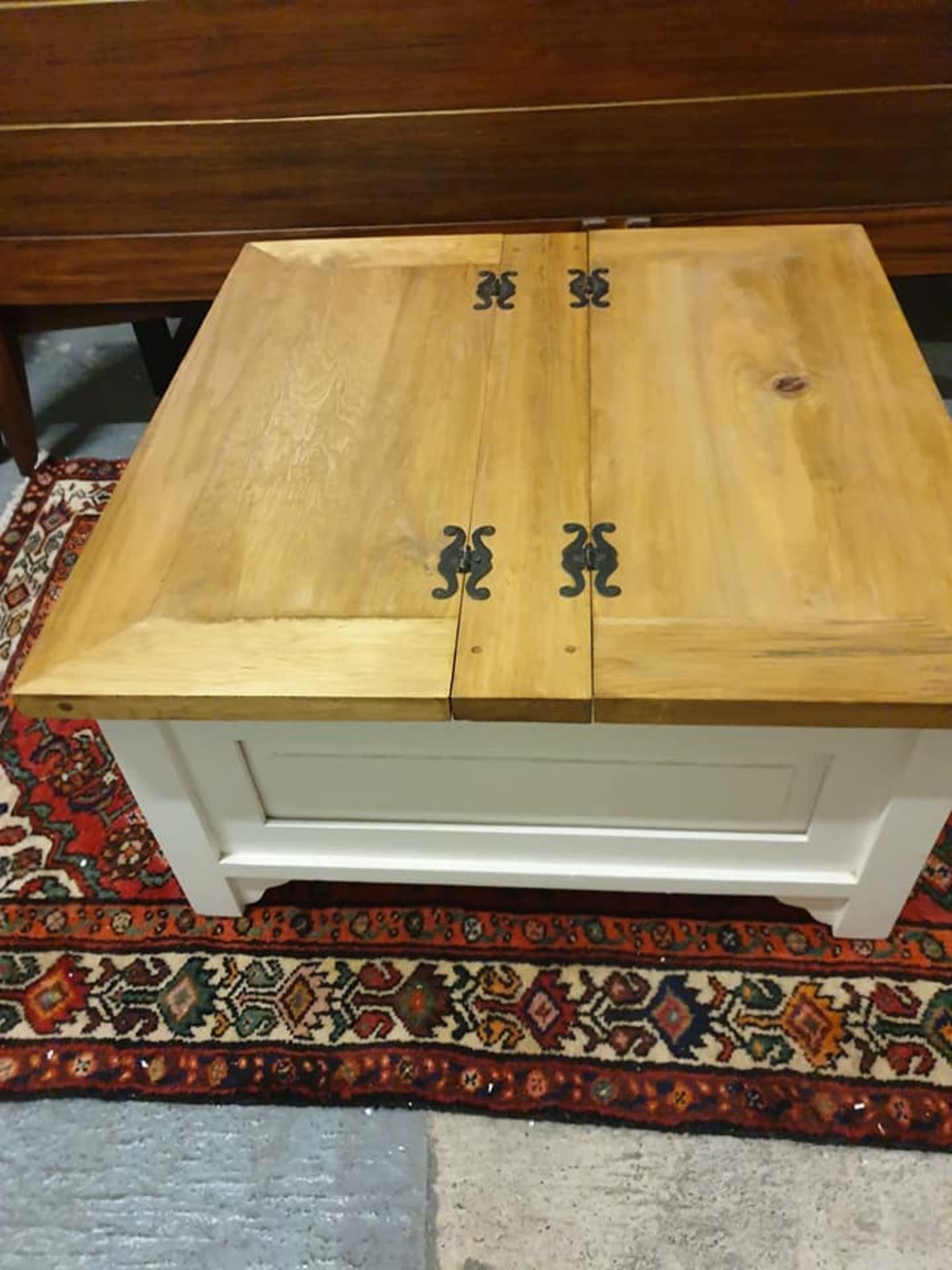 Country Style Square French Trunk Coffee Table Off White Painted This Square Coffee Table Also - Bild 2 aus 2