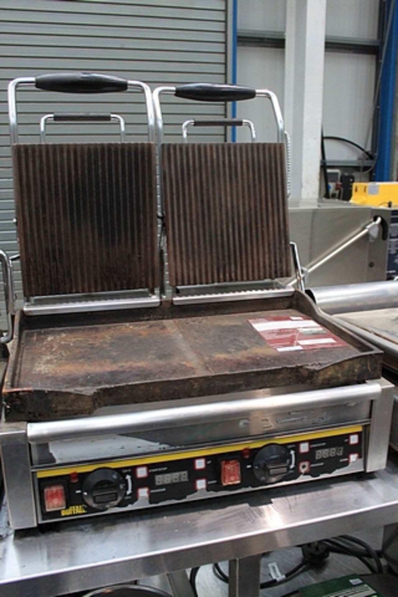 Buffalo Double Contact Grill L554-B The Buffalo L554 is great for busy hotels and restaurants,