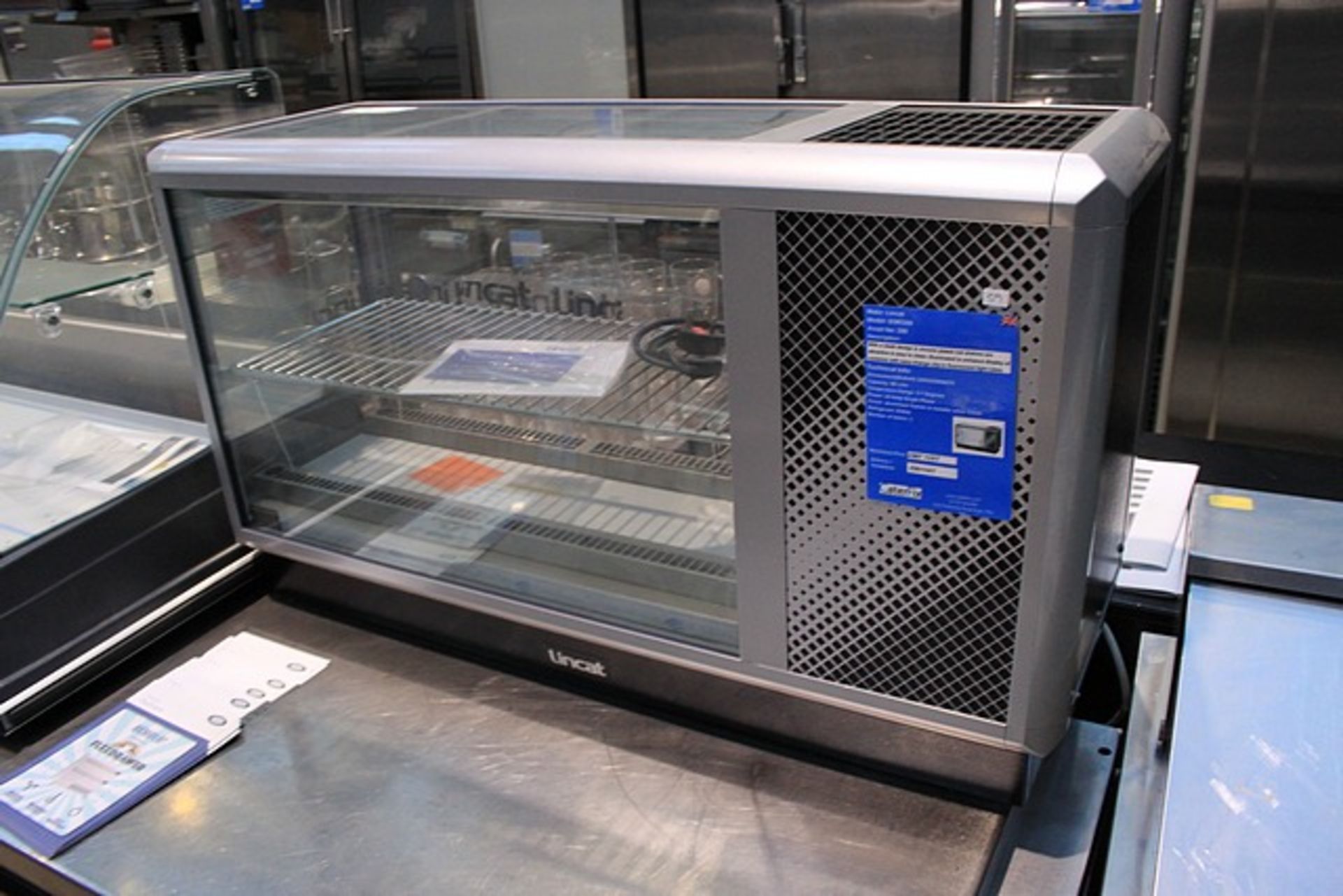 Lincat D3R/100 Refrigerated Counter Top Display Unit With a sleek design & chrome plated rod shelves