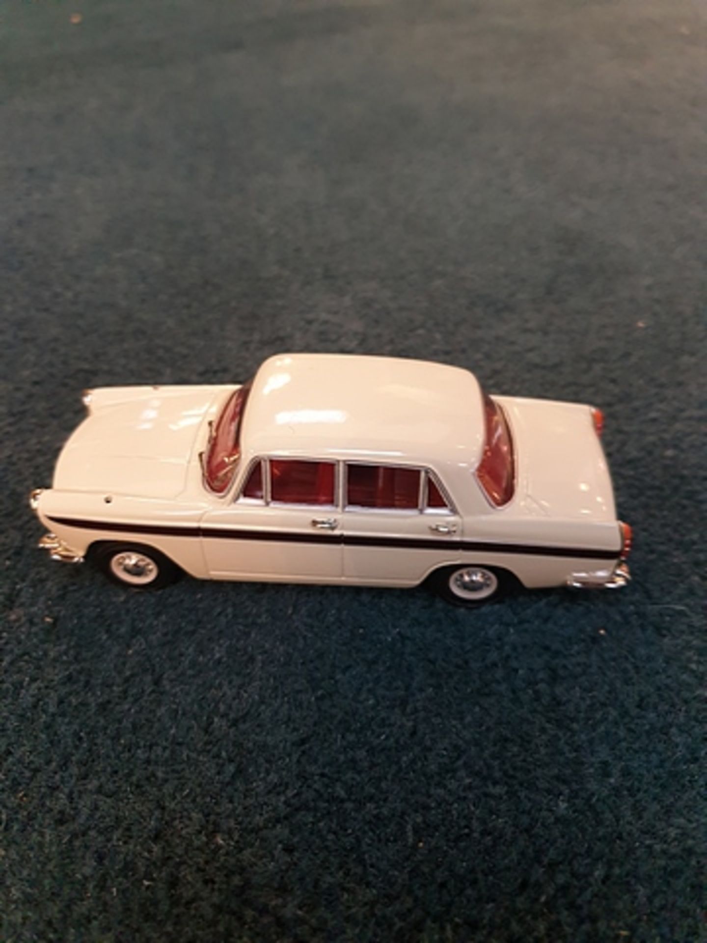 Corgi Vanguards 1/43 Scale model VA04404 - Austin A60 Cambridge - Snowberry White/Maroon complete