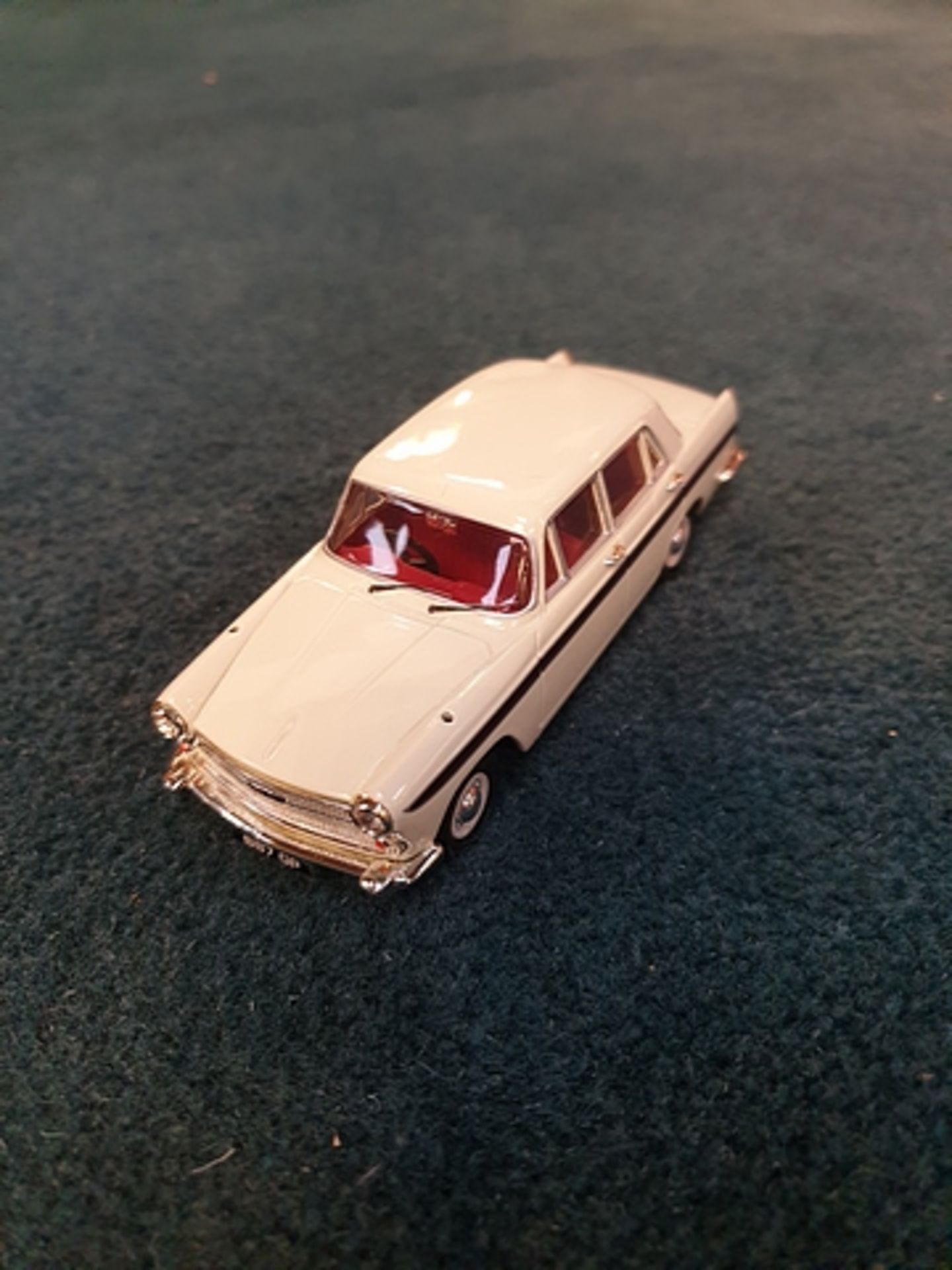 Corgi Vanguards 1/43 Scale model VA04404 - Austin A60 Cambridge - Snowberry White/Maroon complete - Image 4 of 4