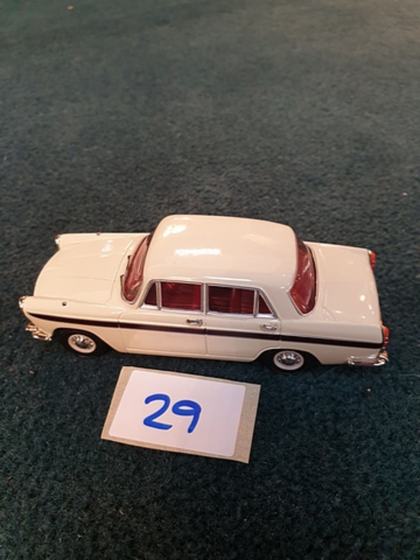 Corgi Vanguards 1/43 Scale model VA04404 - Austin A60 Cambridge - Snowberry White/Maroon complete - Image 3 of 4