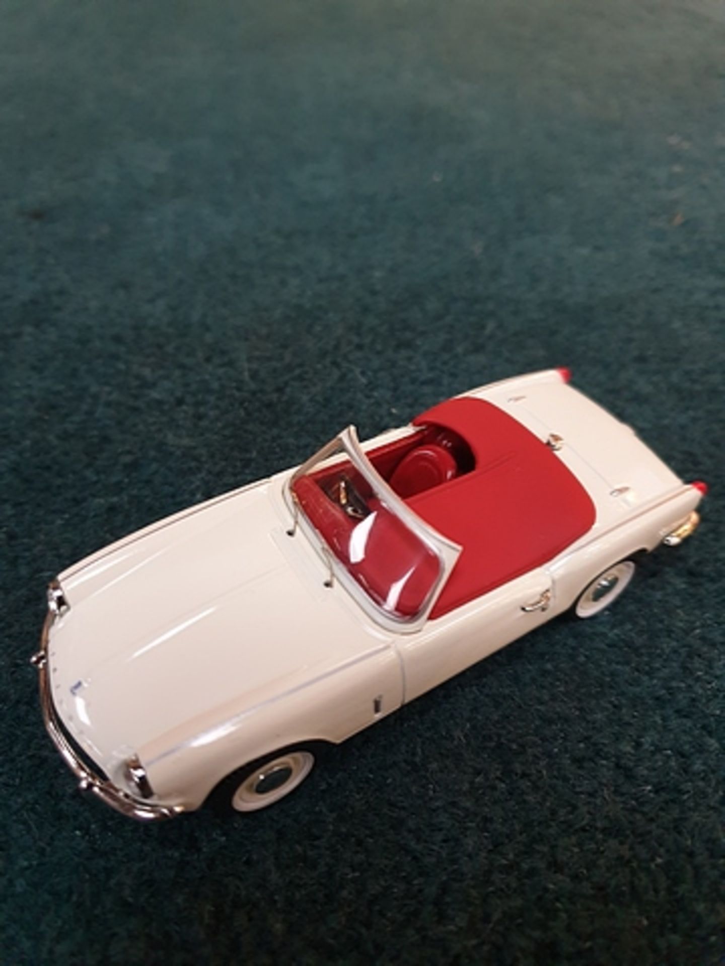 Corgi Vanguard scale 1/43 model VA06705 Triumph Spitfire MKIII White / Red Hood Limited Edition - Image 3 of 6