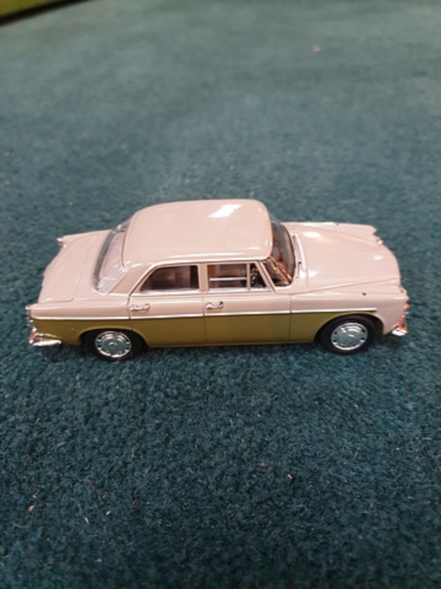 Corgi Vanguards scale 1/43 model VA06900 Rover P5 MKII Stone Grey and Juniper Green complete with - Image 3 of 4