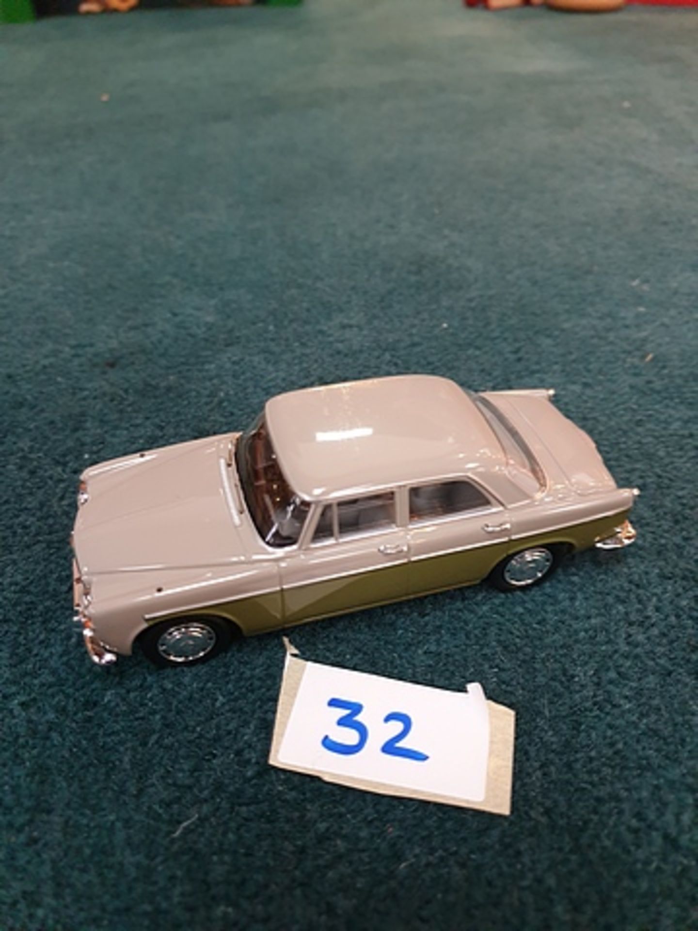 Corgi Vanguards scale 1/43 model VA06900 Rover P5 MKII Stone Grey and Juniper Green complete with - Image 4 of 4