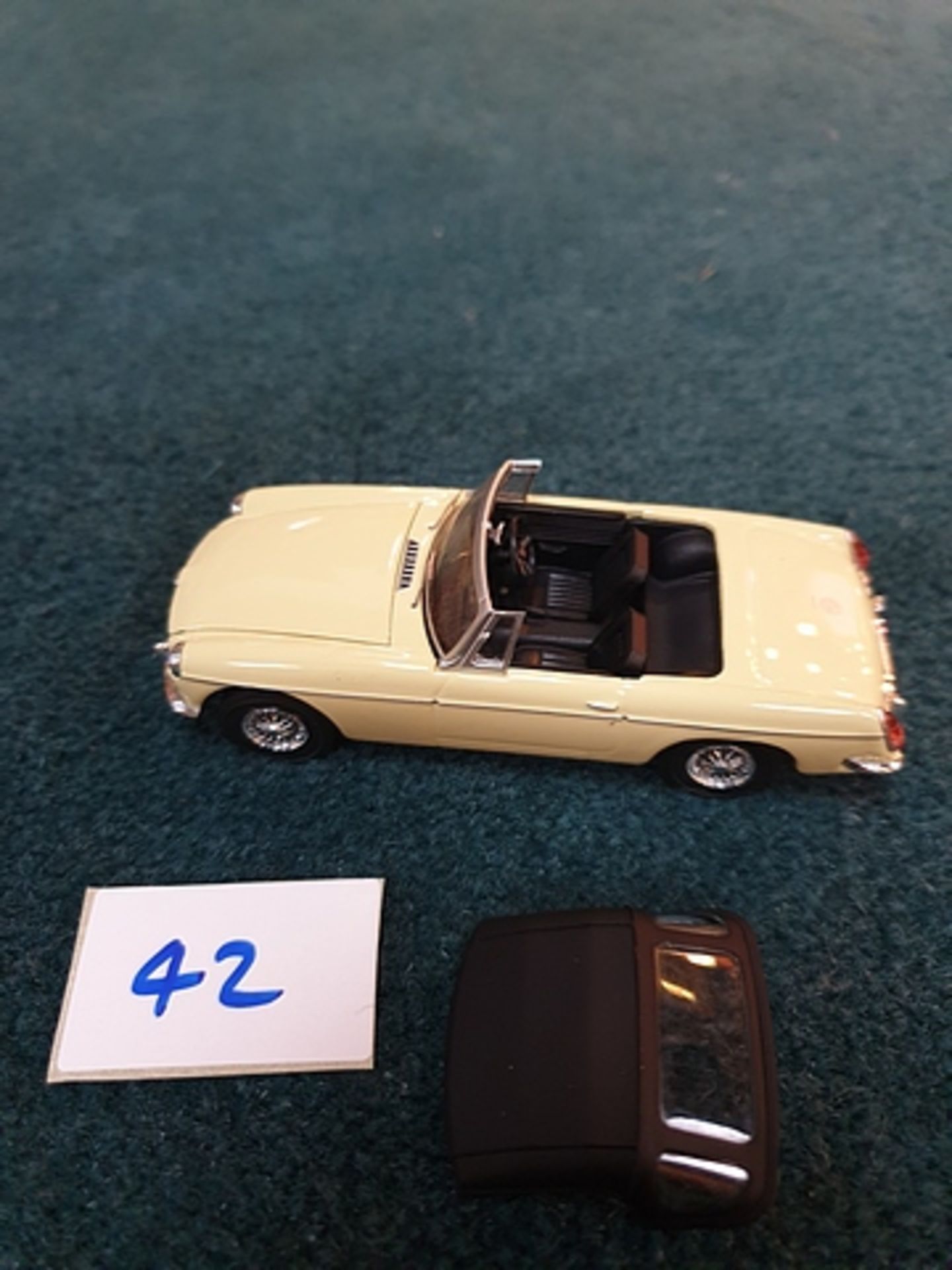 Corgi Vanguards classics scale 1/43 model VA10705 MGB Open Top Pale Primrose Limited Edition - Image 5 of 5