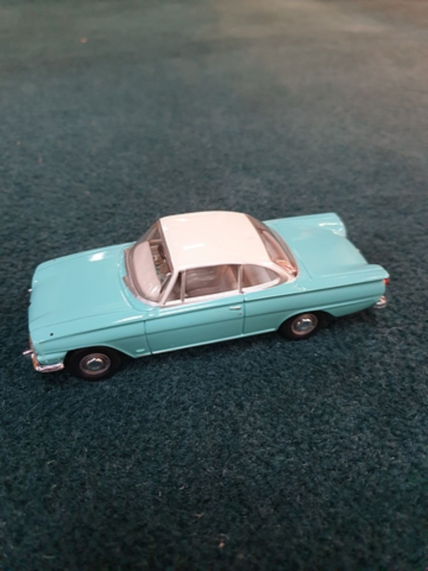 Vanguards 1950s to 1960s classic popular Saloon cars series scale 1/43 model VA34000 Ford Capri 190E