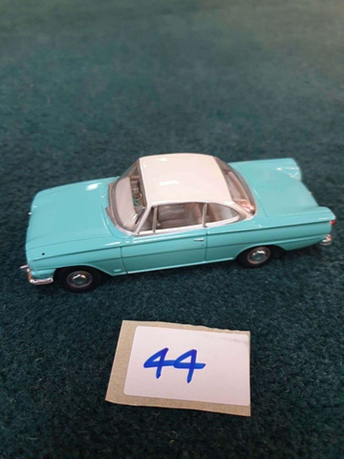 Vanguards 1950s to 1960s classic popular Saloon cars series scale 1/43 model VA34000 Ford Capri 190E - Image 3 of 3