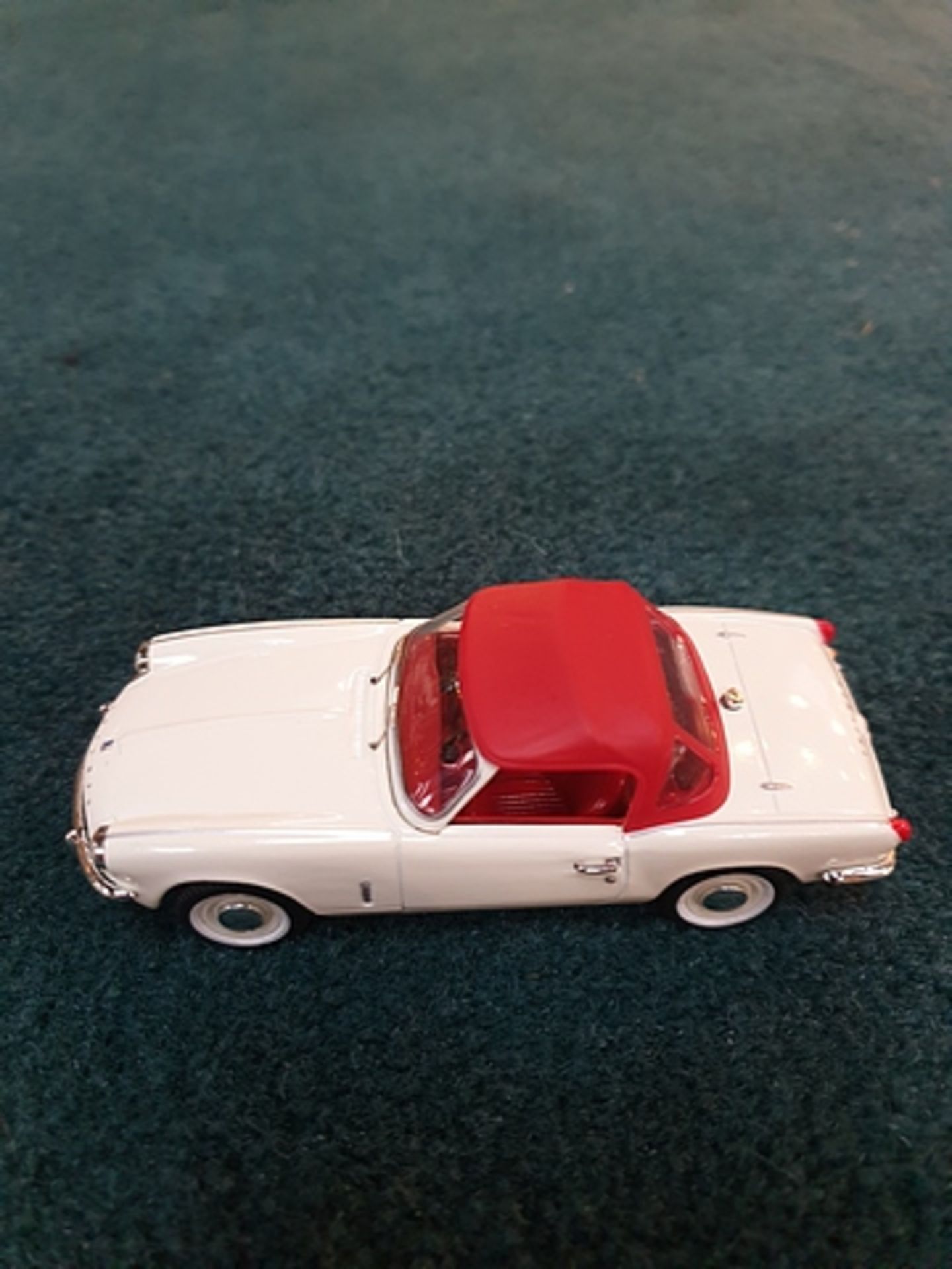 Corgi Vanguard scale 1/43 model VA06705 Triumph Spitfire MKIII White / Red Hood Limited Edition - Image 5 of 6