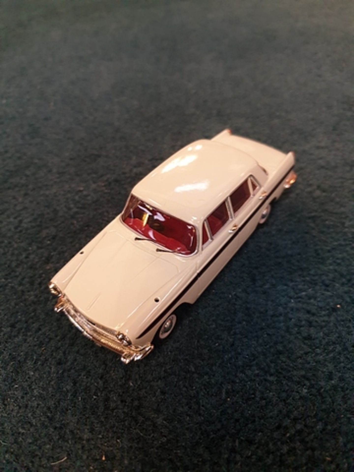 Corgi Vanguards 1/43 Scale model VA04404 - Austin A60 Cambridge - Snowberry White/Maroon complete - Image 2 of 4