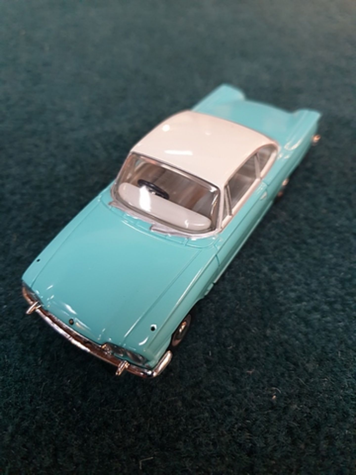 Vanguards 1950s to 1960s classic popular Saloon cars series scale 1/43 model VA34000 Ford Capri 190E - Image 2 of 3