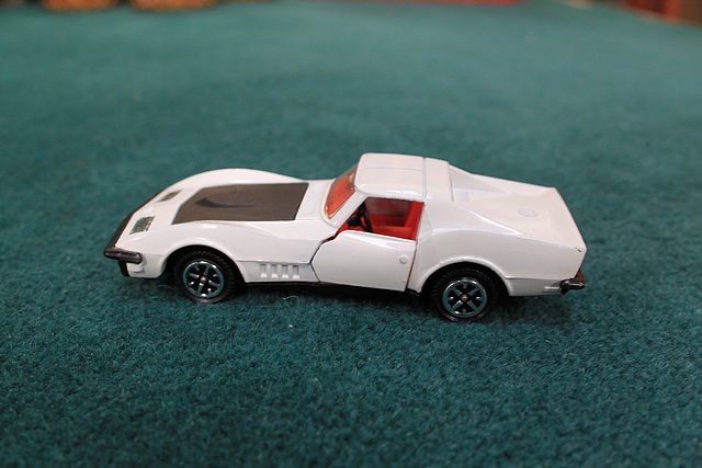 Dinky Toys Diecast # 221 Corvette Stingray In White With Red Interior And Black Bonnet Complete With - Image 2 of 3