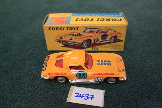 Corgi Toys Diecast model 337 Customized Chevrolet Corvette Sting Ray in yellow with racing number 13 - Image 2 of 3