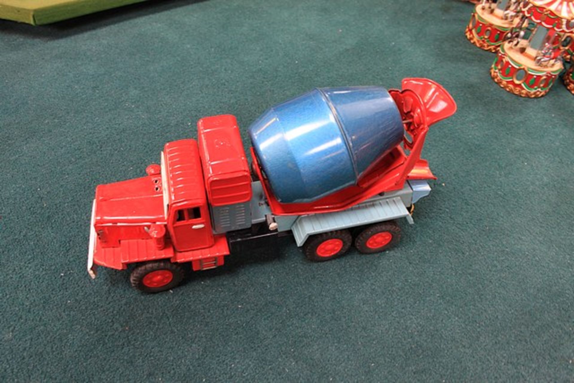 Cragstan Tin Toy Rotating Concrete Mixer On Heavy Duty Diesel Truck With Push-Button Hydraulic - Image 2 of 2