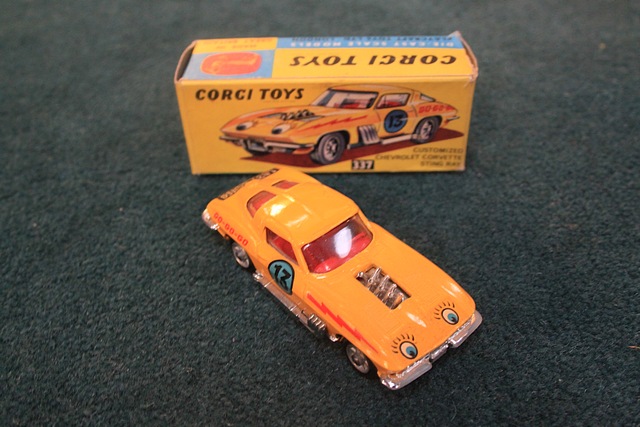 Corgi Toys Diecast model 337 Customized Chevrolet Corvette Sting Ray in yellow with racing number 13 - Image 3 of 3